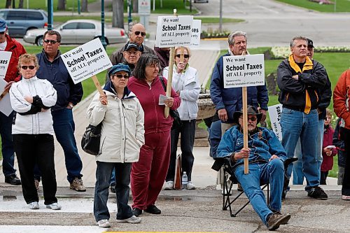 BORIS.MINKEVICH@FREEPRESS.MB.CA BORIS MINKEVICH / WINNIPEG FREE PRESS  090610 Protest at the leg. regarding school tax for cottage owners.