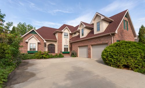 SASHA SEFTER / WINNIPEG FREE PRESS
The exterior of 122 River Pointe Drive in St. Vital.
190625 - Tuesday, June 25, 2019.