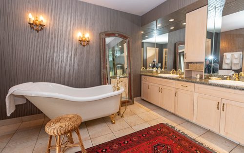 SASHA SEFTER / WINNIPEG FREE PRESS
The master ensuite of 122 River Pointe Drive in St. Vital.
190625 - Tuesday, June 25, 2019.