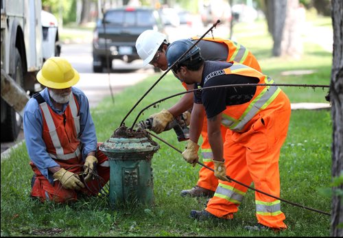 RUTH BONNEVILLE /  WINNIPEG FREE PRESS 

Local, Hydro poles replaced

MB Hydro workers take down green street lamps throughout River Heights and Wolseley area and will replace them for black poles with LED lights.  

Photo taken on Lanark Street.  

Kevin Rollason  | Reporter

June 25, 2019


