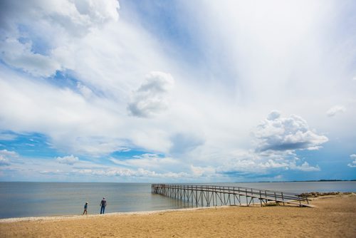 MIKAELA MACKENZIE / WINNIPEG FREE PRESS
Feliza Axalan and Larry Pachol take a stroll on the deserted beach the week before the July long weekend in Matlock, Manitoba on Tuesday, June 25, 2019. Standup.
Winnipeg Free Press 2019.