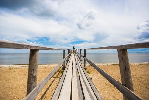 MIKAELA MACKENZIE / WINNIPEG FREE PRESS
Feliza Axalan walks down the pier on the deserted beach the week before the July long weekend in Matlock, Manitoba on Tuesday, June 25, 2019. Standup.
Winnipeg Free Press 2019.