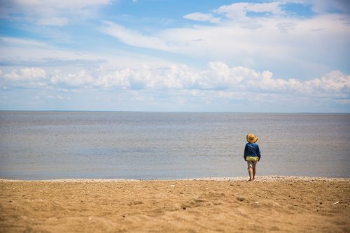 MIKAELA MACKENZIE / WINNIPEG FREE PRESS
Feliza Axalan strolls on the deserted beach the week before the July long weekend in Matlock, Manitoba on Tuesday, June 25, 2019. Standup.
Winnipeg Free Press 2019.