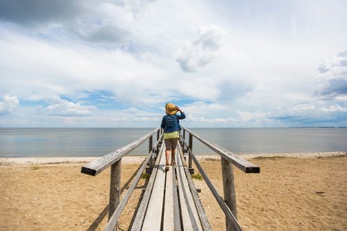 MIKAELA MACKENZIE / WINNIPEG FREE PRESS
Feliza Axalan walks down the pier on the deserted beach the week before the July long weekend in Matlock, Manitoba on Tuesday, June 25, 2019. Standup.
Winnipeg Free Press 2019.