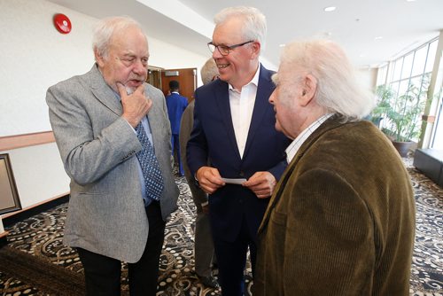 JOHN WOODS / WINNIPEG FREE PRESS
Former NDP premier and governor-general Ed Schreyer, from left, speaks with former premier Greg Selinger and John Ryan prior to a dinner today, Tuesday, June 25, 2019, which honoured Schreyer and the NDPs first election win in Manitoba 50 years ago today. 

Reporter:standup