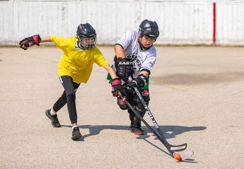 SASHA SEFTER / WINNIPEG FREE PRESS
Dominik Soldier-Lafleur (right) of the Smokin Aces fights for the ball against a player from the NCN Steelers during the second annual Manitoba Indigenous Youth Ball Hockey Tournament held at the Norberry-Glenlee Community Centre.
190706 - Saturday, July 06, 2019.