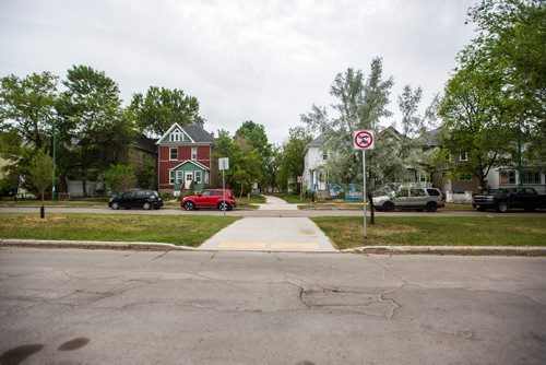 MIKAELA MACKENZIE / WINNIPEG FREE PRESS
The North Winnipeg Parkway section comes out onto Burrows Avenue before resuming down the street by the river in Winnipeg on Tuesday, July 9, 2019. For Caitlyn Gowriluk story.
Winnipeg Free Press 2019.