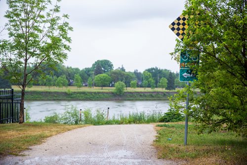 MIKAELA MACKENZIE / WINNIPEG FREE PRESS
A bike path that has a gap between Togo and Brandon avenues stops in South Osborne in Winnipeg on Tuesday, July 9, 2019. For Caitlyn Gowriluk story.
Winnipeg Free Press 2019.