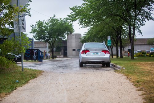 MIKAELA MACKENZIE / WINNIPEG FREE PRESS
A bike path that has a gap between Togo and Brandon avenues stops in South Osborne in Winnipeg on Tuesday, July 9, 2019. For Caitlyn Gowriluk story.
Winnipeg Free Press 2019.