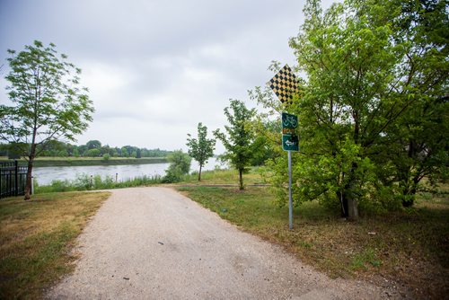 MIKAELA MACKENZIE / WINNIPEG FREE PRESS
A bike path that has a gap between Togo and Brandon avenues stops in South Osborne in Winnipeg on Tuesday, July 9, 2019. For Caitlyn Gowriluk story.
Winnipeg Free Press 2019.