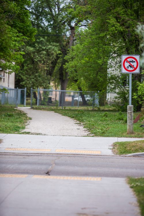 MIKAELA MACKENZIE / WINNIPEG FREE PRESS
The North Winnipeg Parkway section comes out onto Burrows Avenue before resuming down the street by the river in Winnipeg on Tuesday, July 9, 2019. For Caitlyn Gowriluk story.
Winnipeg Free Press 2019.