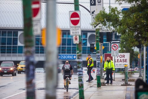 MIKAELA MACKENZIE / WINNIPEG FREE PRESS
Cadets and police direct morning traffic at Confusion Corner, where the lights have been out since 7:30pm on Tuesday, in Winnipeg on Wednesday, July 10, 2019. For Carol Sanders story.
Winnipeg Free Press 2019.