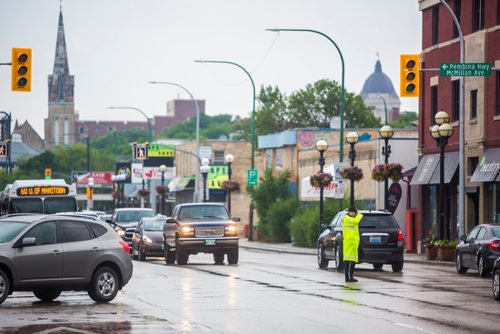 MIKAELA MACKENZIE / WINNIPEG FREE PRESS
Cadets and police direct morning traffic at Confusion Corner, where the lights have been out since 7:30pm on Tuesday, in Winnipeg on Wednesday, July 10, 2019. For Carol Sanders story.
Winnipeg Free Press 2019.