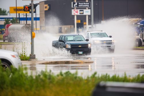 MIKAELA MACKENZIE / WINNIPEG FREE PRESS
Vehicles splash through deep water on southbound Route 90 in Winnipeg on Wednesday, July 10, 2019. Standup.
Winnipeg Free Press 2019.