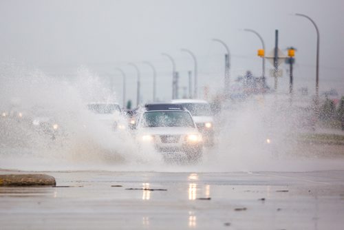 MIKAELA MACKENZIE / WINNIPEG FREE PRESS
Vehicles splash through deep water on southbound Route 90 in Winnipeg on Wednesday, July 10, 2019. Standup.
Winnipeg Free Press 2019.