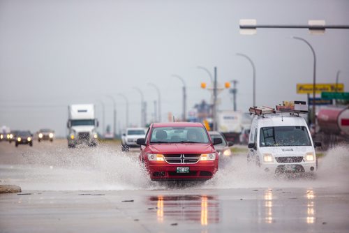 MIKAELA MACKENZIE / WINNIPEG FREE PRESS
Vehicles splash through deep water on southbound Route 90 in Winnipeg on Wednesday, July 10, 2019. Standup.
Winnipeg Free Press 2019.