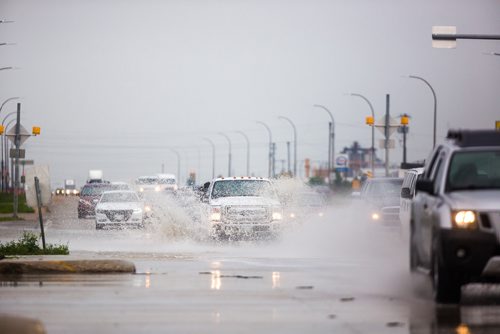 MIKAELA MACKENZIE / WINNIPEG FREE PRESS
Vehicles splash through deep water on southbound Route 90 in Winnipeg on Wednesday, July 10, 2019. Standup.
Winnipeg Free Press 2019.