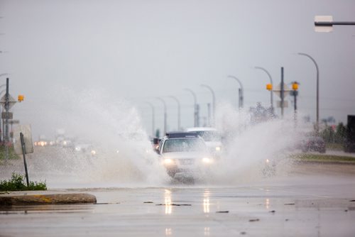 MIKAELA MACKENZIE / WINNIPEG FREE PRESS
Vehicles splash through deep water on southbound Route 90 in Winnipeg on Wednesday, July 10, 2019. Standup.
Winnipeg Free Press 2019.