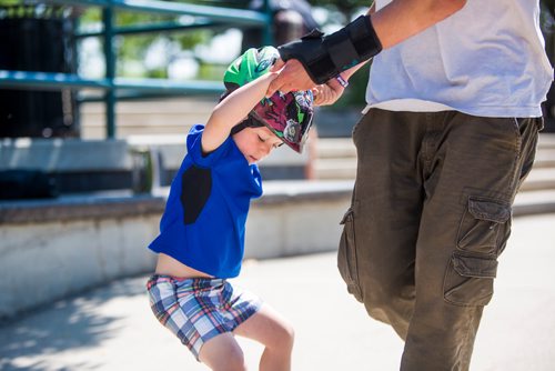 MIKAELA MACKENZIE / WINNIPEG FREE PRESS
Vaughn Mason, three, learns to skateboard with instructor Fane Smeall at the free skateboarding lessons for beginners, put on by the Winnipeg Skateboarding Outreach Organization and Sk8 Skates, at the Forks skate park in Winnipeg on Wednesday, July 10, 2019. Standup.
Winnipeg Free Press 2019.