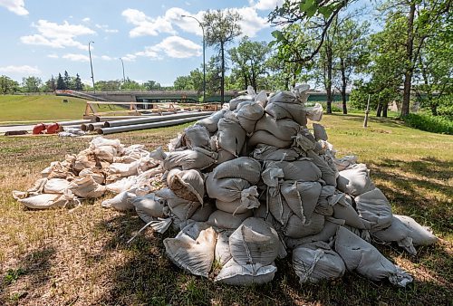 SASHA SEFTER / WINNIPEG FREE PRESS
Temporary pipes and sandbags sit on the banks of the Red River as construction begins on a sewage main repair.
190710 - Wednesday, July 10, 2019.