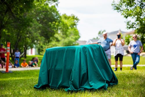 MIKAELA MACKENZIE / WINNIPEG FREE PRESS
A juvenile bald eagle from the Wildlife Haven Rehabilitation Centre in its crate before it gets released back to nature at D'Auteuil Park in Ile-des-Chenes on Thursday, July 11, 2019. For Nick story.
Winnipeg Free Press 2019.