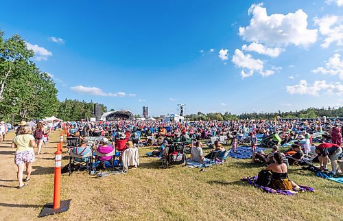 SASHA SEFTER / WINNIPEG FREE PRESS
The crowds settle in at the main stage during the 46th annual Winnipeg Folk Fest held in Birds Hill Park.
190713 - Saturday, July 13, 2019.