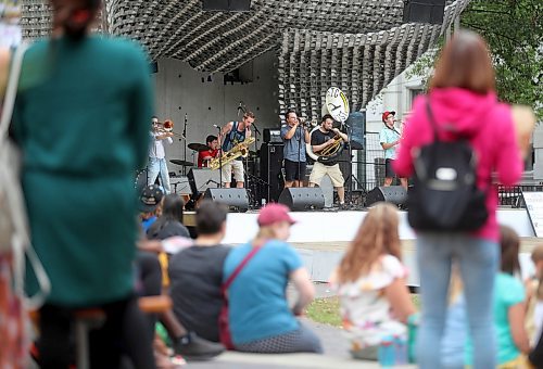 (TREVOR HAGAN / WINNIPEG FREE PRESS)
Crowd watching the Big Heist Brass Band at the Fringe Festival kickoff at The Cube, Wednesday, July 17, 2019.