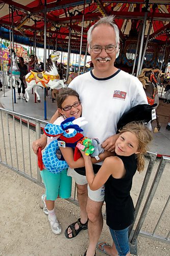 BORIS.MINKEVICH@FREEPRESS.MB.CA BORIS MINKEVICH / WINNIPEG FREE PRESS  090621 Gary Hollingshead at the Ex with his daughters Melissa,11, and Jennifer,8.