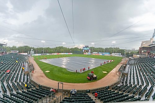 SASHA SEFTER / WINNIPEG FREE PRESS
Ground crews tarp the field during a rain delay at game against the Sioux Falls Canaries in Shaw Park Thursday evening.
190718 - Thursday, July 18, 2019.