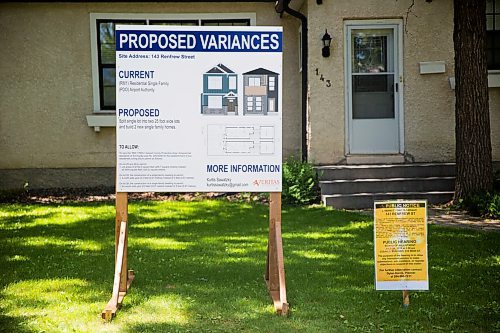 MIKAELA MACKENZIE / WINNIPEG FREE PRESS
Proposed larger development site signs versus current city development site signs in Winnipeg on Friday, July 19, 2019. For Tessa Vanderhart story.
Winnipeg Free Press 2019.