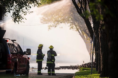 MIKAELA MACKENZIE / WINNIPEG FREE PRESS
Firefighters work to extinguish a massive fire that took out a building the size of a city city block at 274 Jarvis in Winnipeg on Monday, July 22, 2019. For Nick Frew story.
Winnipeg Free Press 2019.