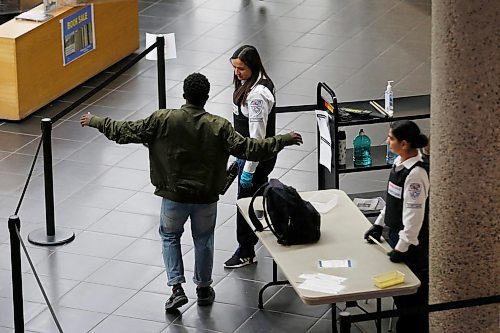 JOHN WOODS / WINNIPEG FREE PRESS
Security checkpoint at the Millenium Library in Winnipeg Monday, September 9, 2019. 

Reporter: ?