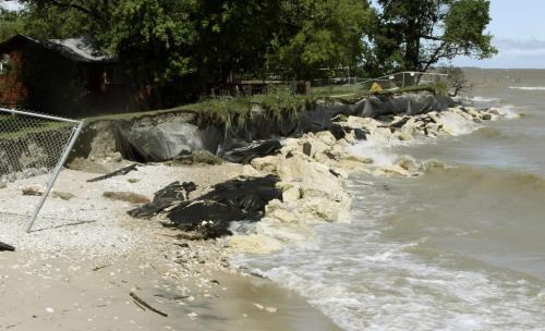 EROSION WORSEN ON THIS WPG BEACH SHORE LINE AFTER THE 2ND STORM IN 2 WEEKS. Gerry Hart/Winnipeg Free Press