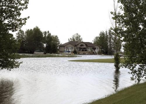WATER WAS WITHIN 1 FOOT OF SOME HOMES IN MIKLIVIK NEAR GIMLI.  Gerry Hart/Winnipeg Free Press
