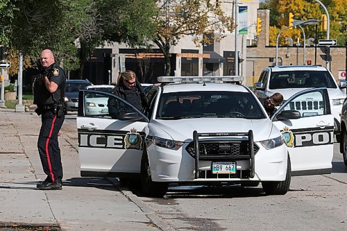 SHANNON VANRAES / WINNIPEG FREE PRESS
The Winnipeg Police Service investigates the city's 29th homicide of the year on the morning of September 22, 2019. Police tape surrounds a residence at 574 Balmoral Street.

