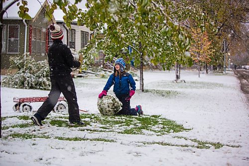 MIKAELA MACKENZIE / WINNIPEG FREE PRESS
Maeve, nine (right), and her brother Dorian, 11, make a snowballs in Wolseley during the first snowfall of the year in Winnipeg on Thursday, Oct. 10, 2019. Standup.
Winnipeg Free Press 2019.