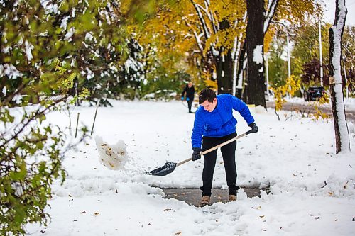 MIKAELA MACKENZIE / WINNIPEG FREE PRESS
Sam Dow shovels the wet, heavy snow from the sidewalk at Raglan Road in Wolseley in Winnipeg on Saturday, Oct. 12, 2019.
Winnipeg Free Press 2019.