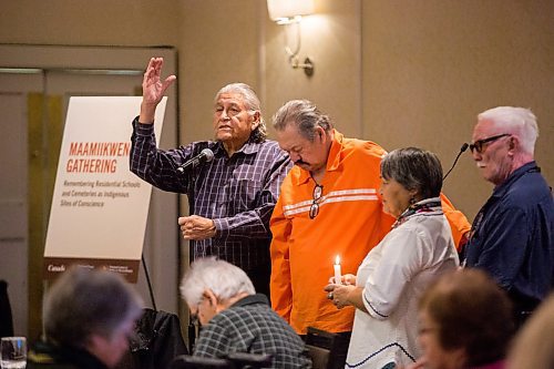 MIKAELA MACKENZIE / WINNIPEG FREE 
Wanbdi Wakita (left) says a prayer with elder Ernie Daniels, Maata Evaluardjuk-Palmer, and Piita Irniq at the opening ceremony of the Maamiikwendan Gathering at the Fairmont in Winnipeg on Wednesday, Oct. 16, 2019. For Maggie Macintosh story.
Winnipeg Free Press 2019.