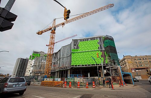 MIKE DEAL / WINNIPEG FREE PRESS
Architect, Michael Maltzan, takes VIPs and members of the media on a construction site tour of the WAG Inuit Art Centre Saturday afternoon.
191019 - Saturday, October 19, 2019.