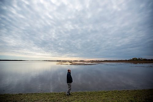 MIKAELA MACKENZIE / WINNIPEG FREE PRESS

Sugar beet farmer Jay Gudajtes looks out at a completely flooded soybean field in North Dakota on Thursday, Oct. 24, 2019. For Ben Waldman story.
Winnipeg Free Press 2019.