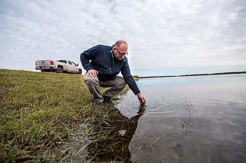 MIKAELA MACKENZIE / WINNIPEG FREE PRESS

Sugar beet farmer Jay Gudajtes fishes corn stalk roots out of a completely flooded soybean field in North Dakota on Thursday, Oct. 24, 2019. For Ben Waldman story.
Winnipeg Free Press 2019.