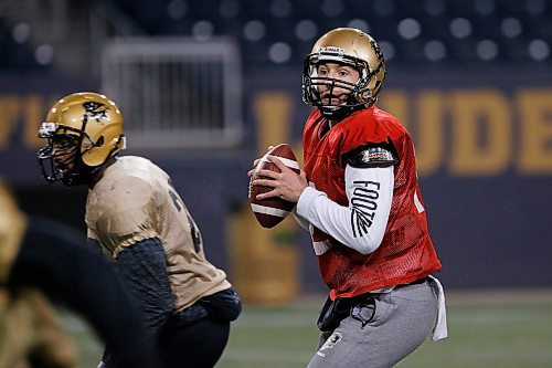 JOHN WOODS / WINNIPEG FREE PRESS
Quarterback Des Catellier looks for the open receiver at University of Manitoba Bison practice at the university Wednesday, October 30, 2019.  

Reporter: Allen
