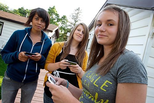 BORIS MINKEVICH / WINNIPEG FREE PRESS  090805 R-L Celine Huberdeau with her friends Cassidy Peleuses and Danelle Nyzai text message each other alot.