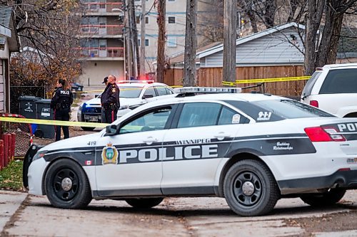 Daniel Crump / Winnipeg Free Press. Police have closed off a stretch of a back lane between Allan Street and Stadacona Street as they investigate a house on William Newton Avenue. November 2, 2019.