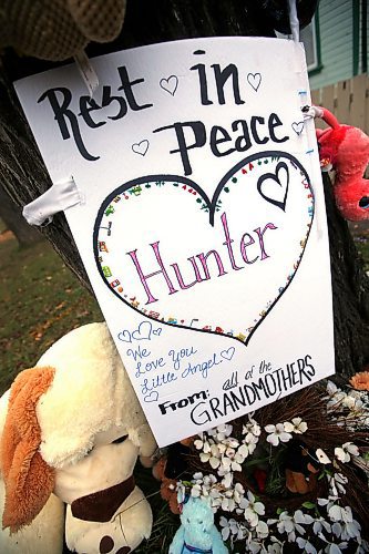 JOHN WOODS / WINNIPEG FREE PRESS
A memorial for Hunter Straight-Smith, the three year old who was allegedly murdered by his mothers boyfriend Daniel Jensen, on Pritchard Avenue Sunday, November 3, 2019.

Reporter: Sanders