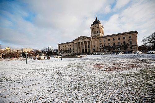 JOHN WOODS / WINNIPEG FREE PRESS
Trees have been removed from the front gardens of the Manitoba Legislature in Winnipeg Wednesday, November 6, 2019. Trees were cut down yesterday.

Reporter: ?