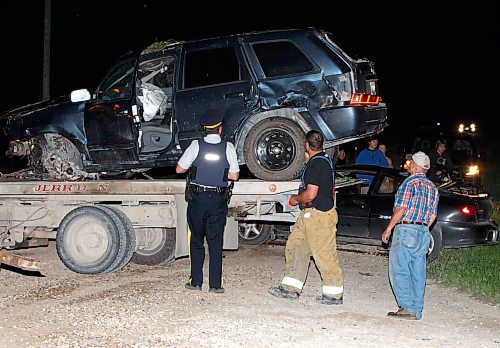 BORIS.MINKEVICH@FREEPRESS.MB.CA BORIS MINKEVICH / WINNIPEG FREE PRESS  090811 2 car MVC on Lorne Hill south of Garvin Rd in an uncontrolled intersection, gravel road.