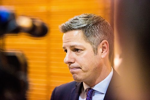 MIKAELA MACKENZIE / WINNIPEG FREE PRESS

Mayor Brian Bowman speaks to the media after the Manitoba Heavy Construction Association breakfast/AGM at the RBC Convention Centre in Winnipeg on Friday, Nov. 15, 2019. For Kevin Rollason story.
Winnipeg Free Press 2019.