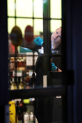 JOHN WOODS / WINNIPEG FREE PRESS
Police dusts for prints as they investigate a robbery at a Liquor Mart on Keewatin in Winnipeg, Wednesday, November 20, 2019. An employee was injured in the robbery.

Reporter: Rollason