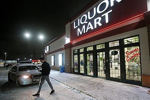 JOHN WOODS / WINNIPEG FREE PRESS
Customers are turned away as police investigate a robbery at a Liquor Mart on Keewatin in Winnipeg, Wednesday, November 20, 2019. An employee was injured in the robbery.

Reporter: Rollason